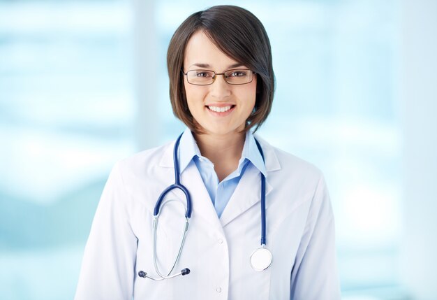 Brunette médecin avec des lunettes et un stéthoscope