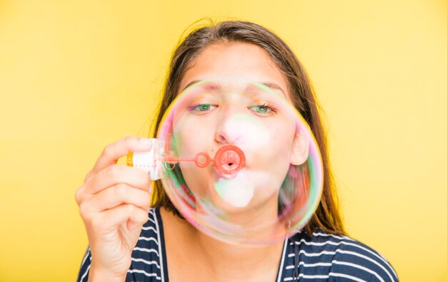 Brunette modèle souffle des bulles