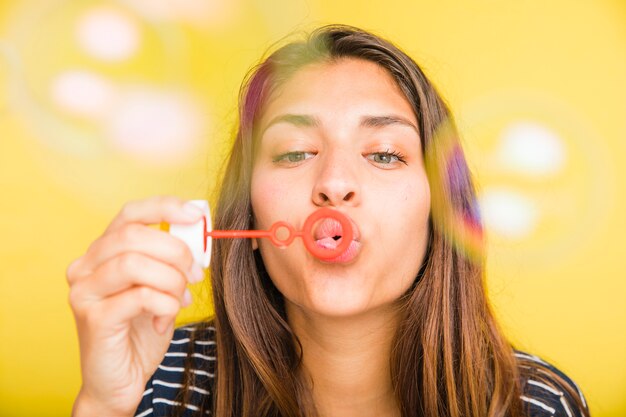 Brunette modèle souffle des bulles