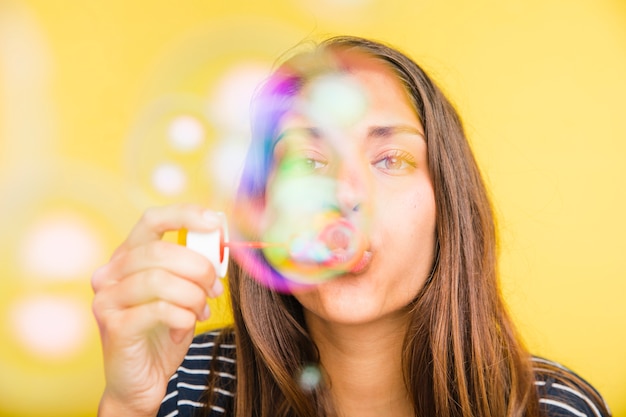 Brunette modèle souffle des bulles