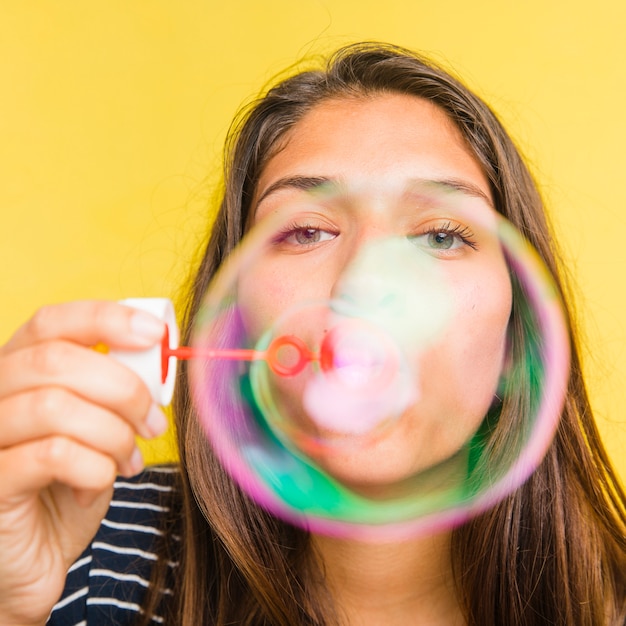 Brunette modèle souffle des bulles