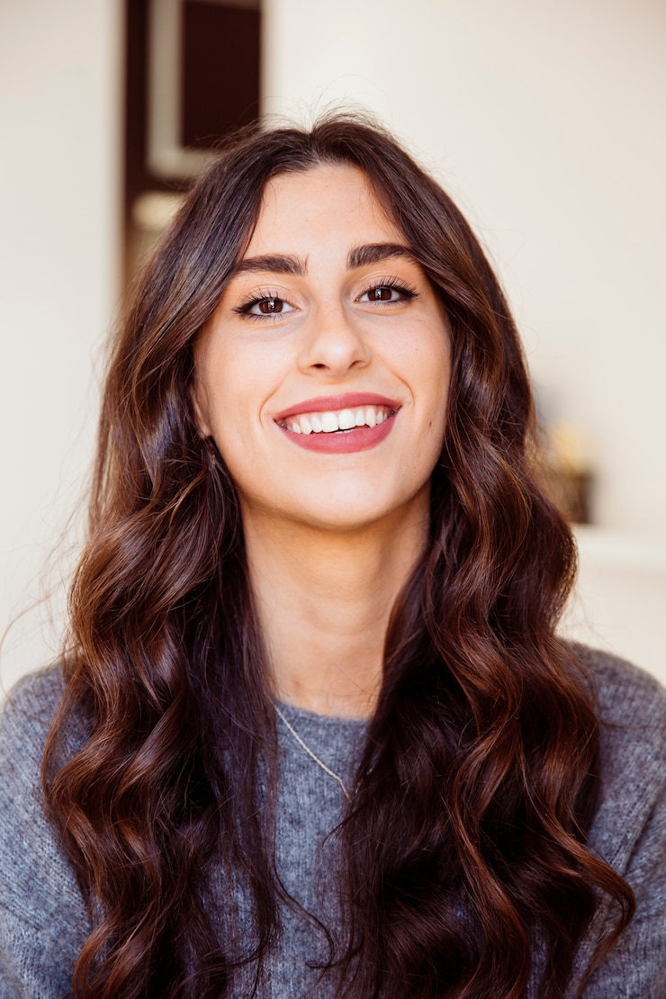 Photo gratuit brunette souriante regardant la caméra