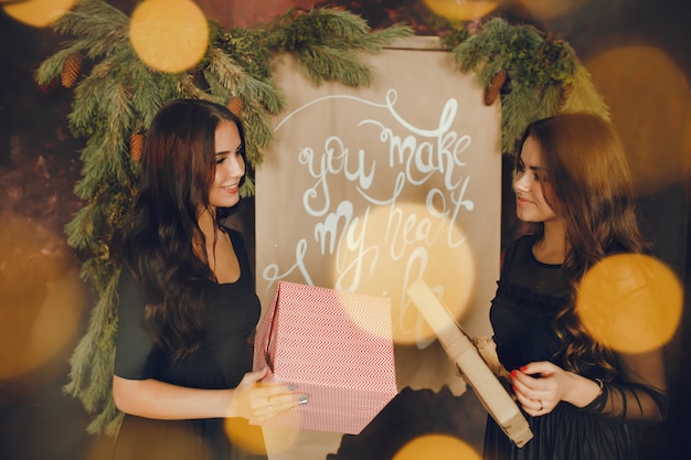 Brunettes Dans Une Chambre De Noël