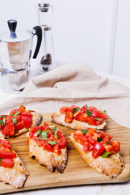 Bruschetta sur une planche à découper