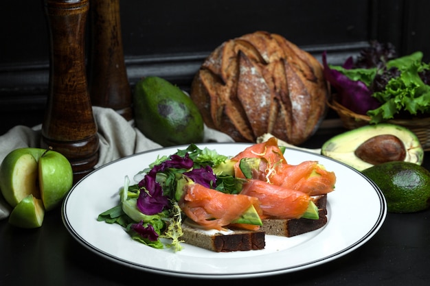 Bruschetta de saumon fumé à l'avocat et fromage à la crème avec salade