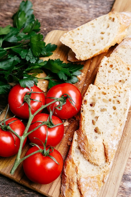 Bruschetta en train de faire