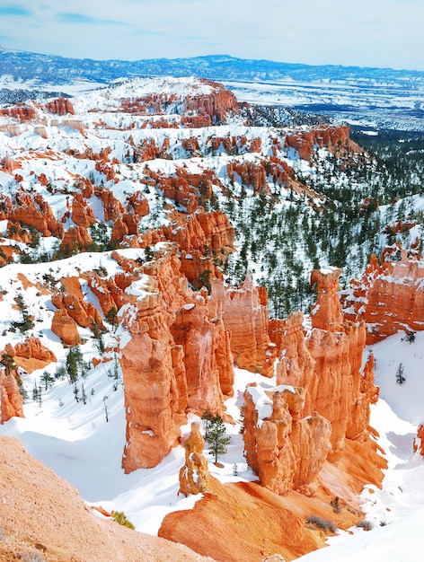 Photo gratuite bryce canyon avec de la neige en hiver