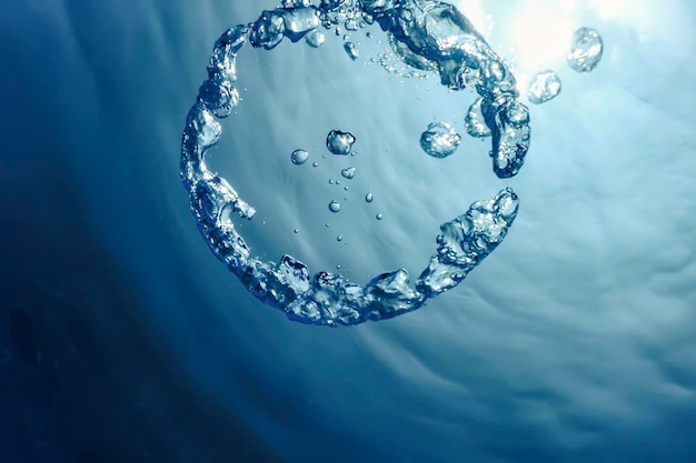 Bubble Ring Underwater monte vers le Soleil.