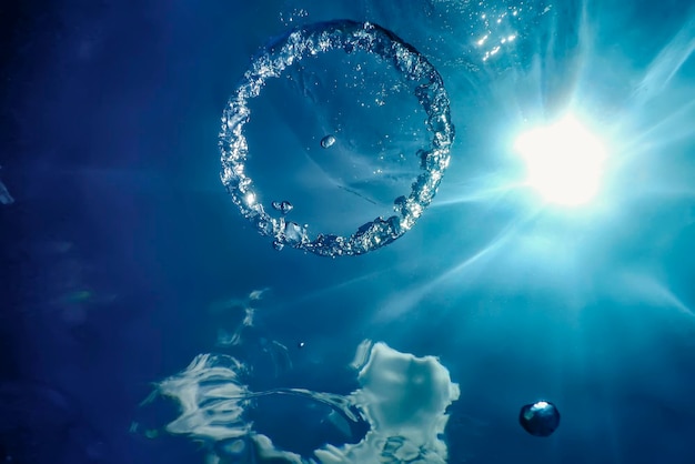 Photo gratuite bubble ring underwater monte vers le soleil.