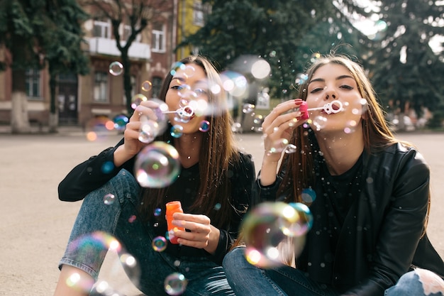 Bubbles avec les filles derrière