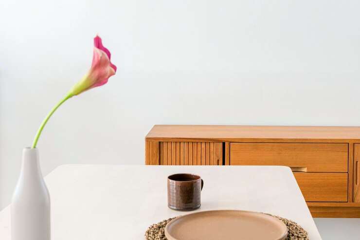 Photo gratuit buffet en bois par un mur blanc