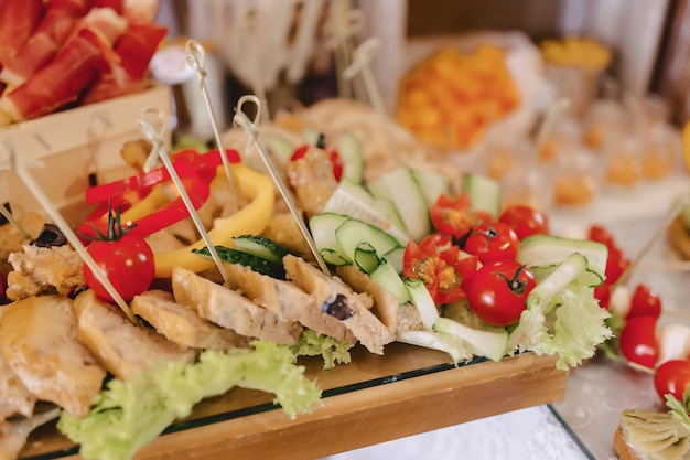 Buffet salé de fête, poisson, viande, chips, boulettes de fromage et autres spécialités