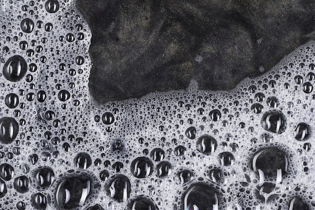 Photo gratuite bulles dans l'eau sombre