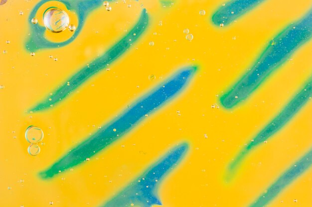 Bulles d&#39;eau flottant sur fond coloré abstrait