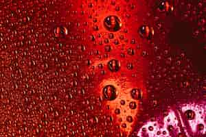 Photo gratuite bulles d'eau sur le fond rouge texturé