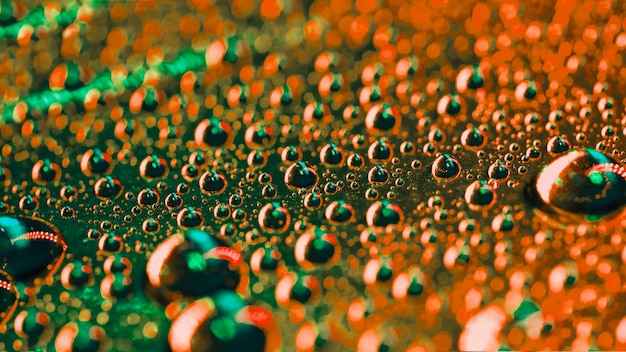 Des bulles d&#39;eau verte et orange
