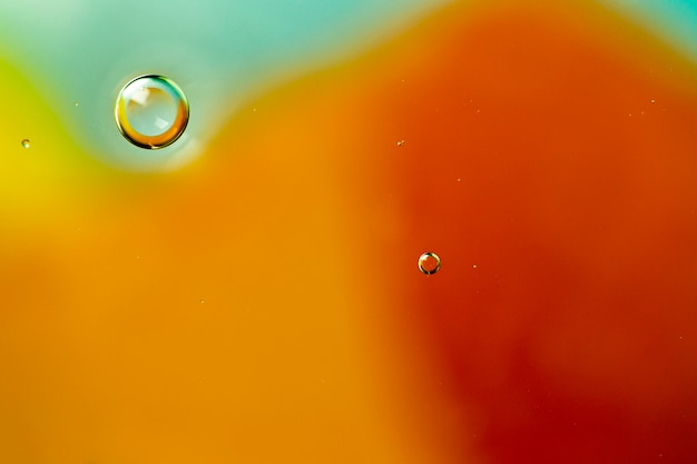 Des bulles d'huile de savon isolés sur un fond aqueux