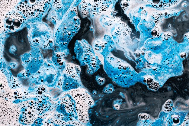 Bulles sur peinture blanche et bleue