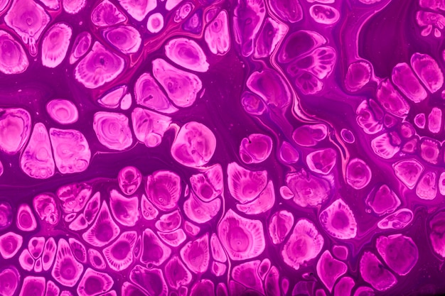 Des bulles violettes d’acrylique fluide pour la peinture