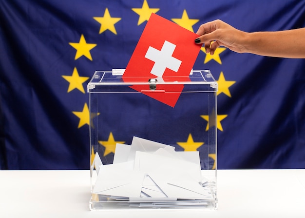 Bulletin de vote drapeau suisse sur fond de l'union européenne