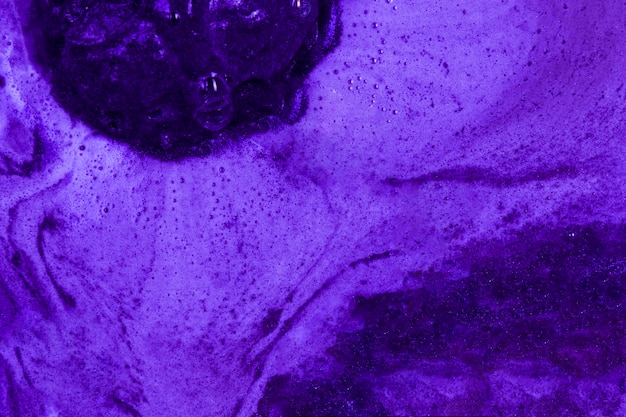 Ébullition de liquide violet avec de la mousse