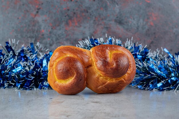 Bun devant guirlandes bleues sur table en marbre.