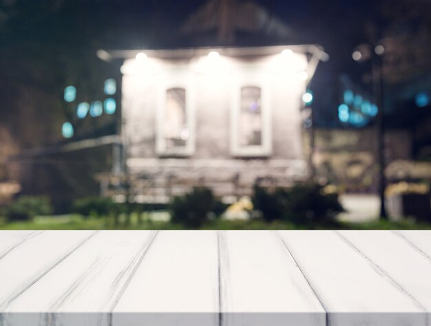 Bureau blanc devant la maison flou la nuit