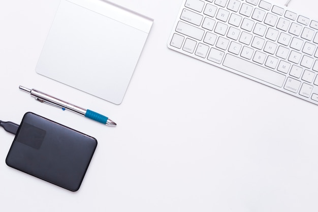 Bureau blanc avec gadgets