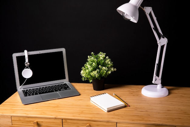 Bureau en bois avec lampe et ordinateur portable