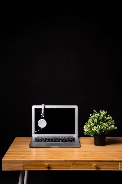 Bureau en bois avec ordinateur portable et casque