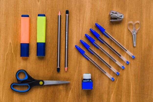 Bureau en bois organisé plein de matériaux scolaires