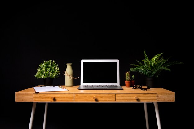 Bureau en bois simple avec ordinateur portable gris