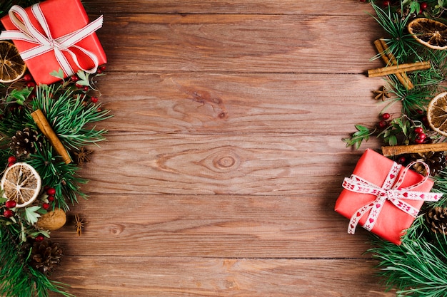 Photo gratuite bureau avec des branches de noël