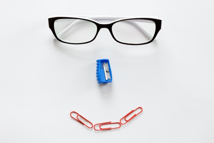 Photo gratuit bureau de bureau blanc avec un visage souriant