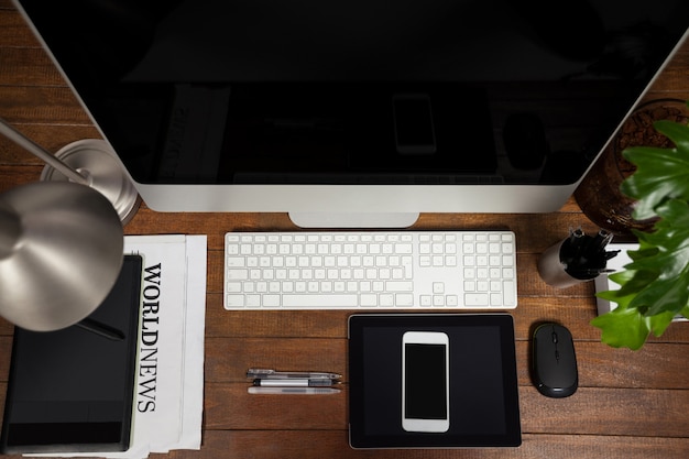 bureau de bureau avec ordinateur, tablette numérique et téléphone mobile