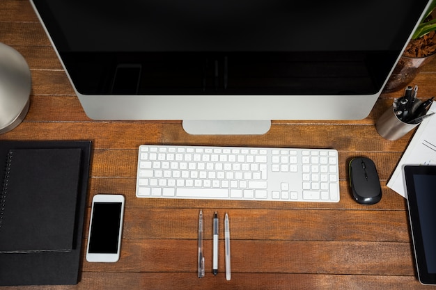 bureau de bureau avec ordinateur et téléphone mobile