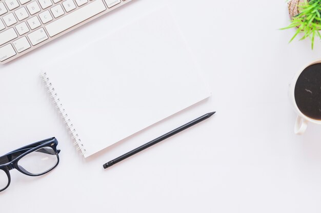 Bureau avec carnet et stylo