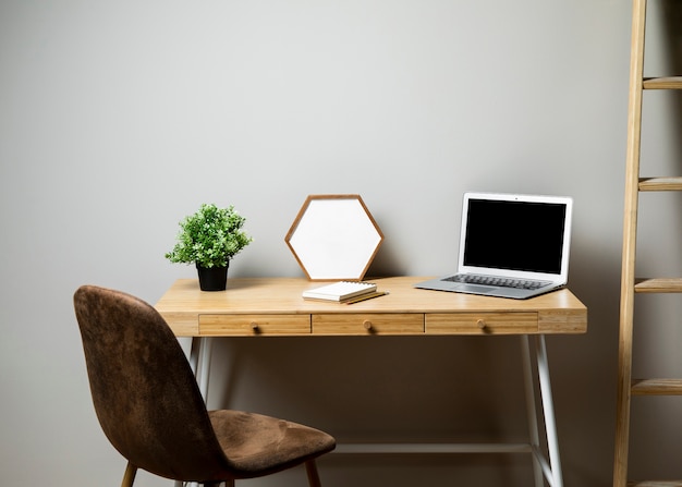 Bureau avec chaise et échelle