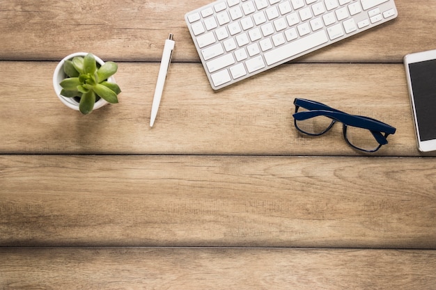 Bureau avec clavier et smartphone