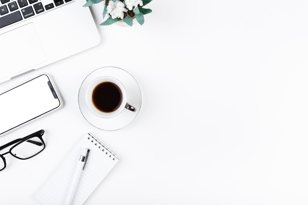 Bureau confortable avec café et ordinateur portable