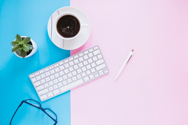 Bureau confortable avec clavier et tasse