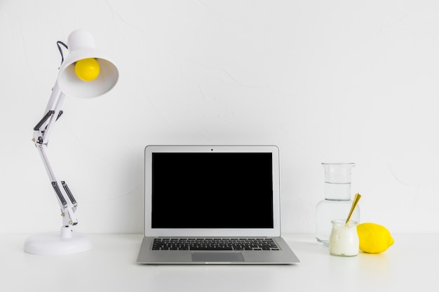 Photo gratuite bureau créatif en couleurs blanches et jaunes