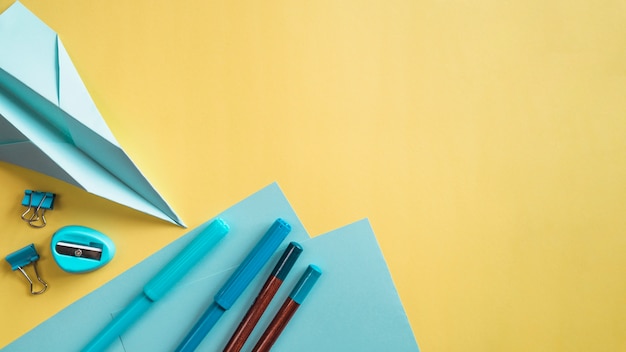 Bureau créatif avec papeterie sur mur jaune