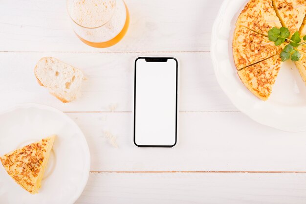 Bureau de cuisine avec tarte et smartphone