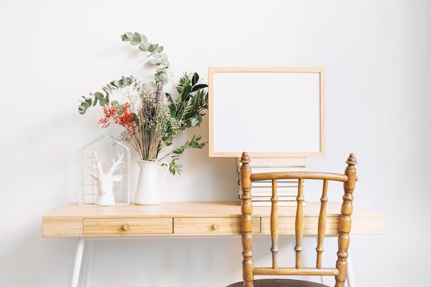 Bureau décoratif avec cadre à côté de la plante