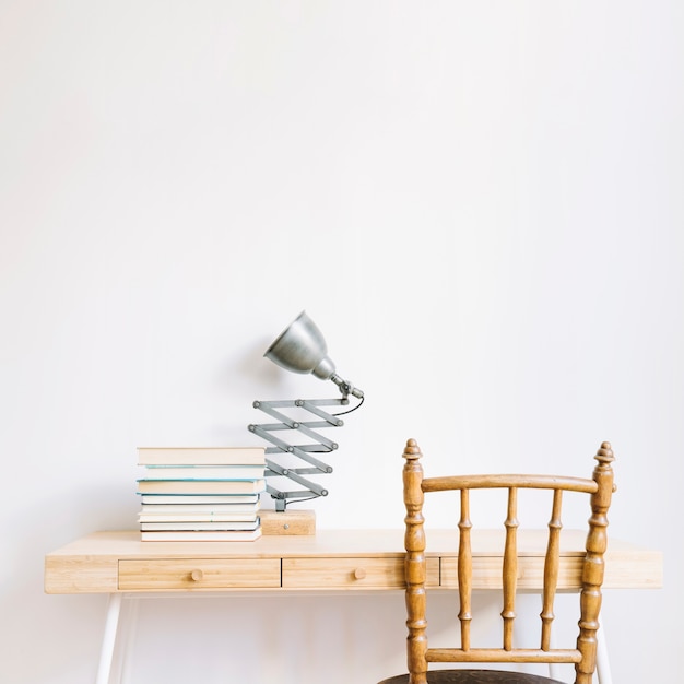 Bureau décoratif avec livres et lampe