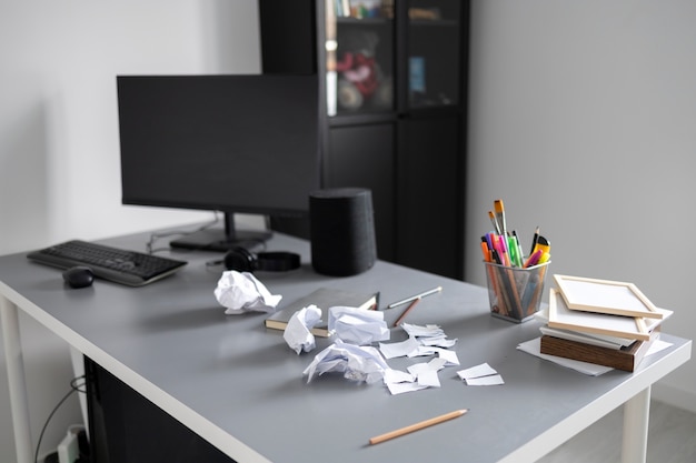 Bureau désordonné à angle élevé avec du papier