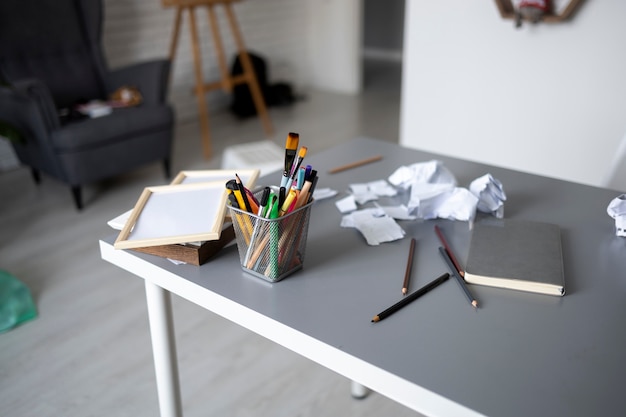 Bureau désordonné avec angle élevé de papier froissé