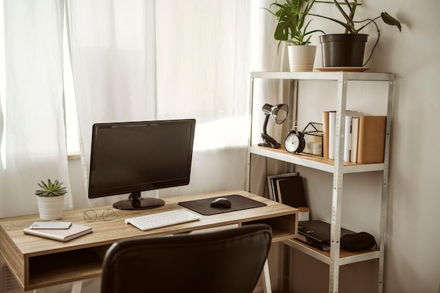 Bureau à domicile avec ordinateur et étagère