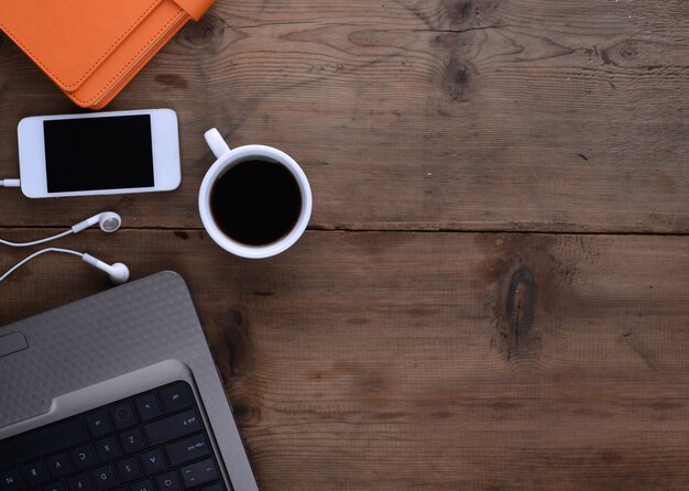 Bureau avec du café smartphone portable et ordinateur portable